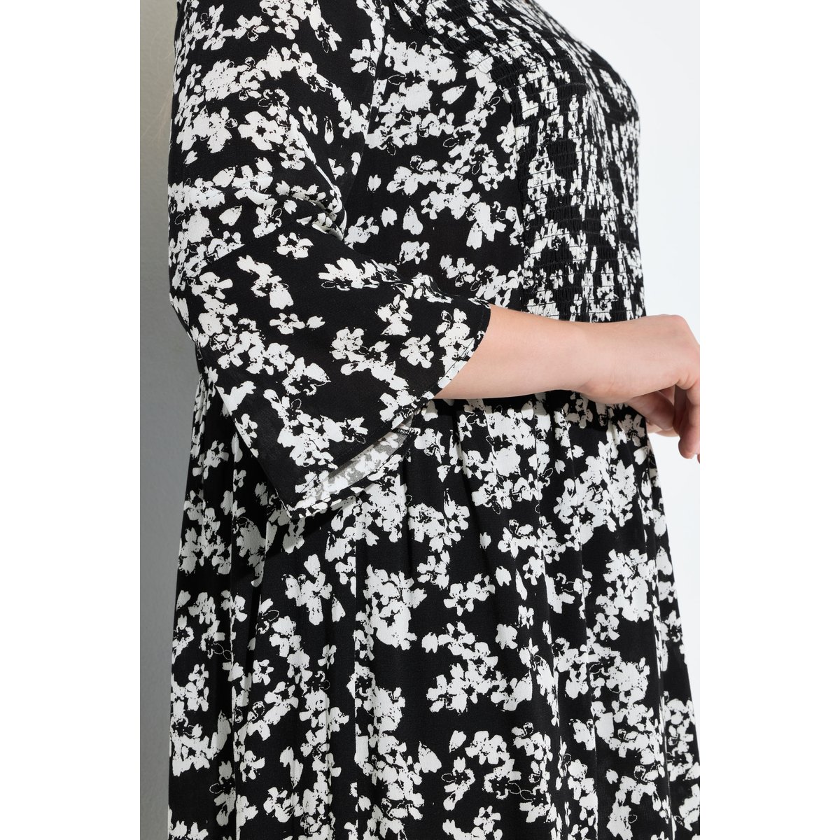 Robe midi, décolleté en V et manches 3/4 noir, ULLA POPKEN