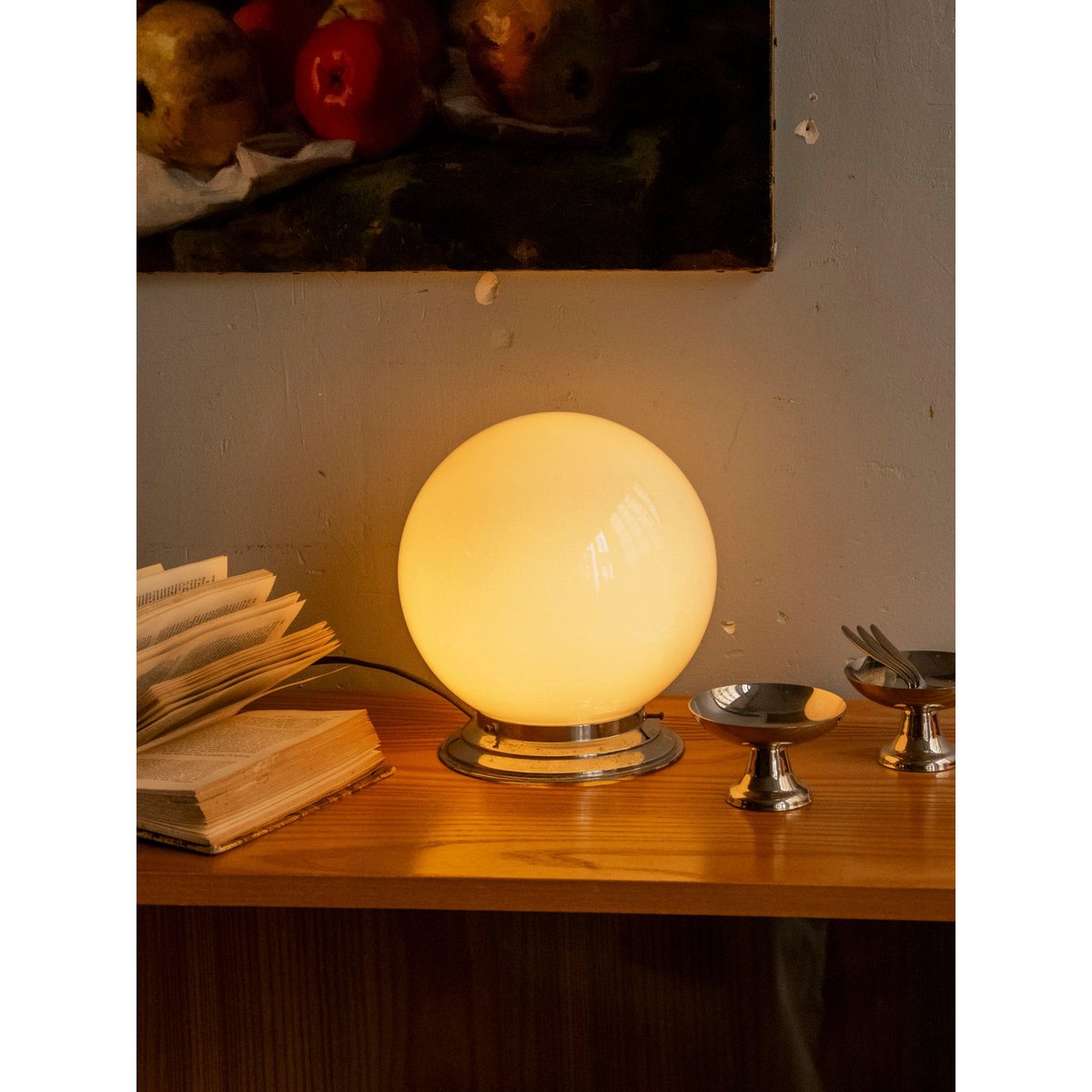 Lampe au globe lumineux en verre opaque Julia N°912 - Bon état blanc, DEBONGOUT