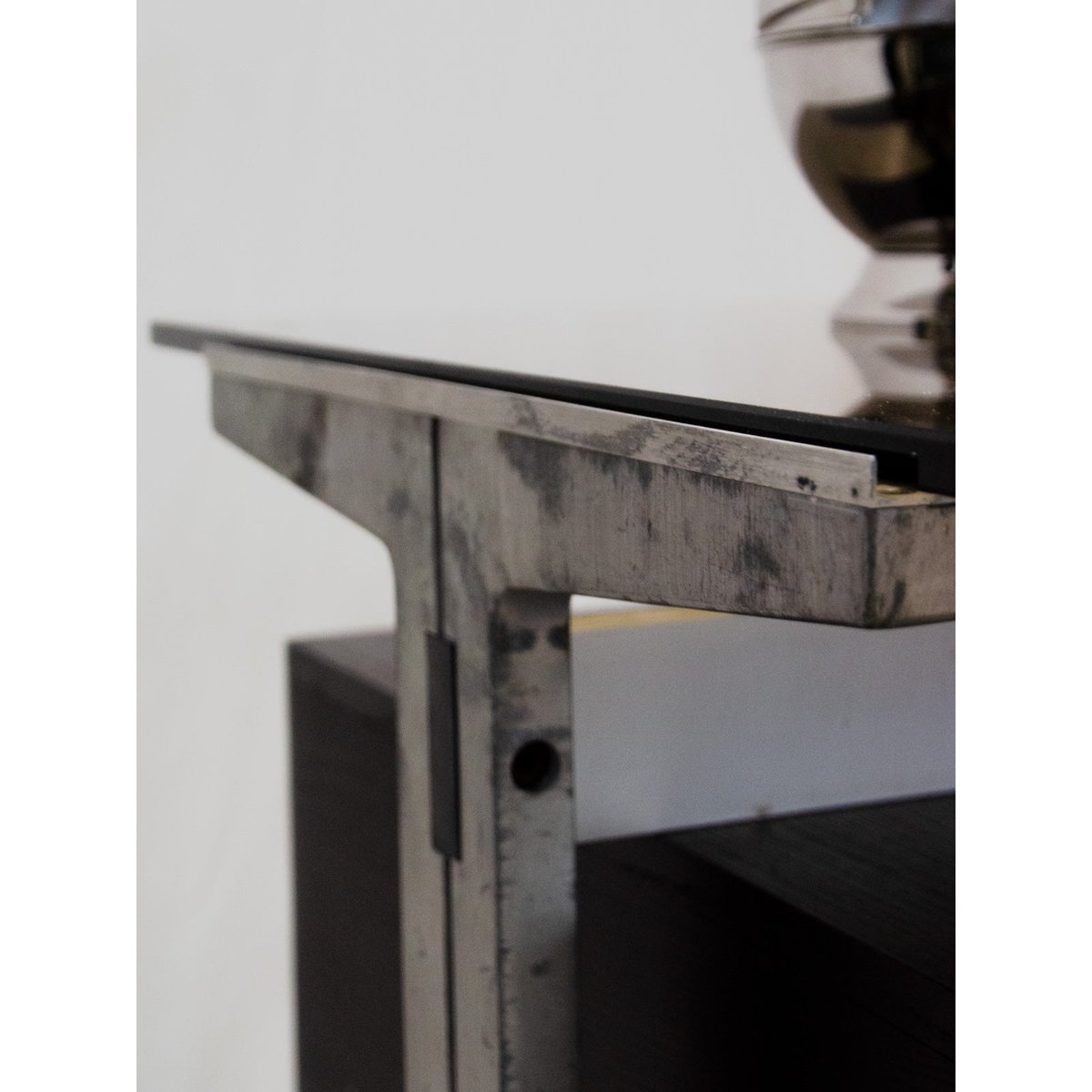 Bureau en fonte d'aluminium et verre fumé Yvan N°594 - Bon état fumé, DEBONGOUT