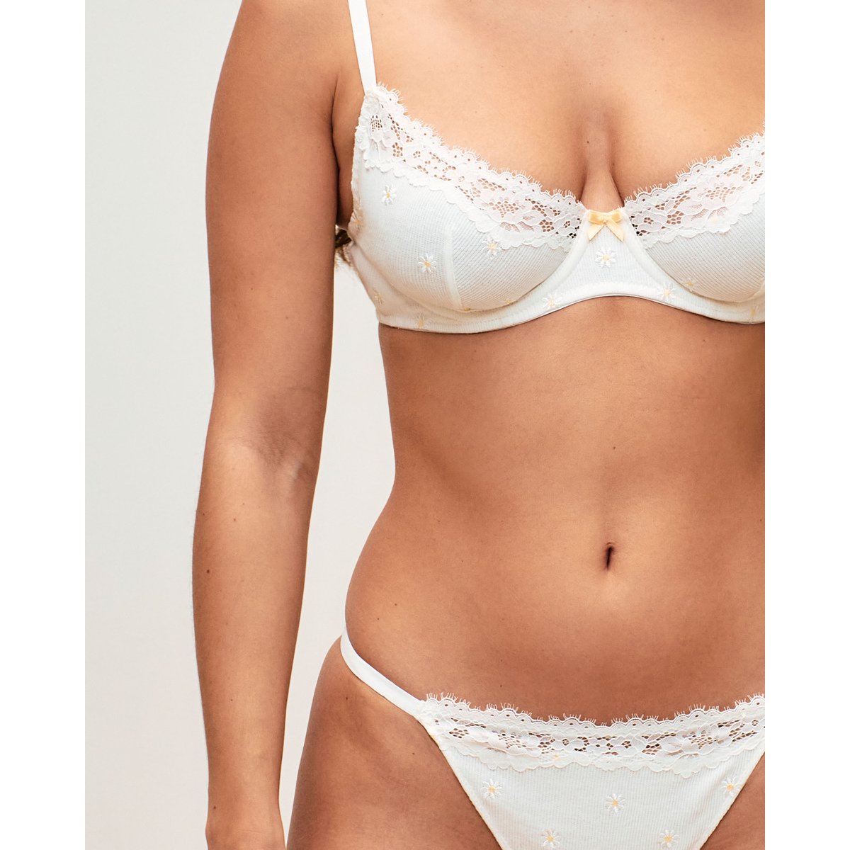 Soutien-gorge corbeille en jersey avec dentelle et broderies florales LACEDAISIZ ecru, UNDIZ