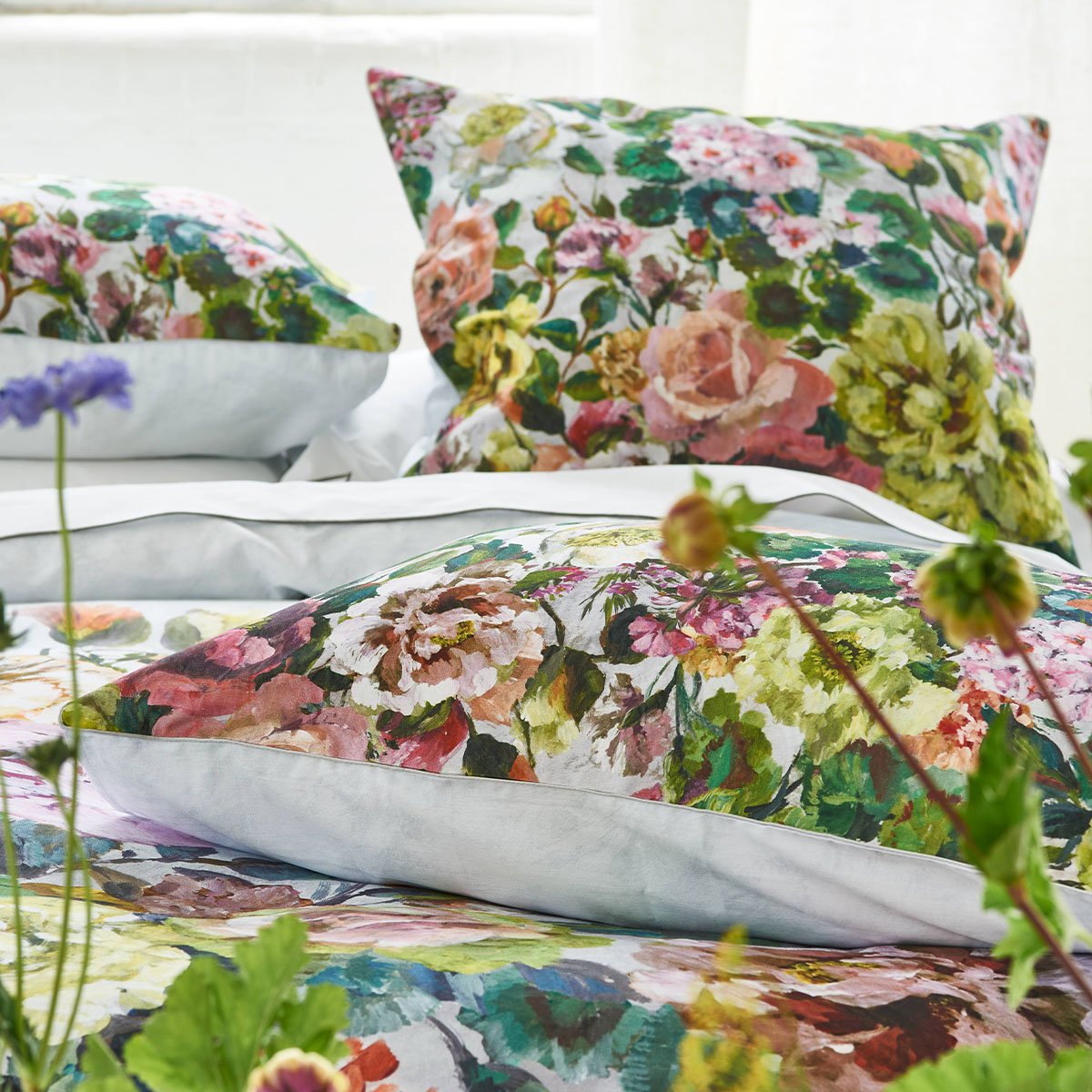 Taie d'oreiller imprimée en satin de coton, GRANDIFLORA multicolore, DESIGNERS GUILD