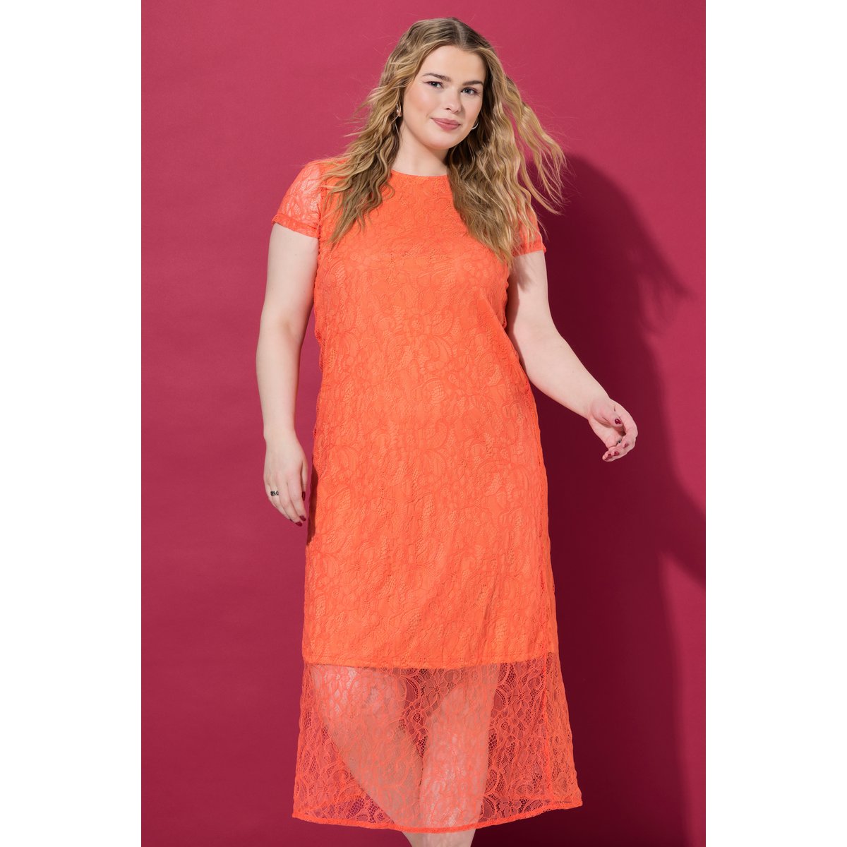 Robe maxi avec dentelle rouge hibiscus, STUDIO UNTOLD