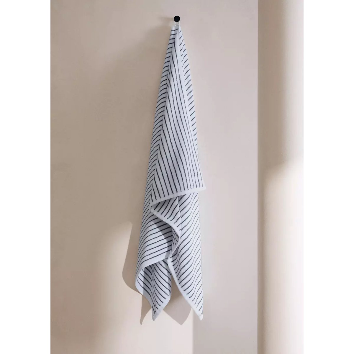 Serviette de bain en coton rayée bicolore blanc, MANGO HOME