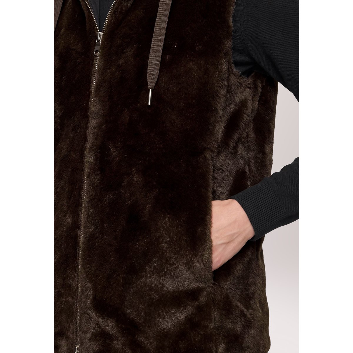 Veste sans manches en peluche à capuche marron foncé, BETTY BARCLAY