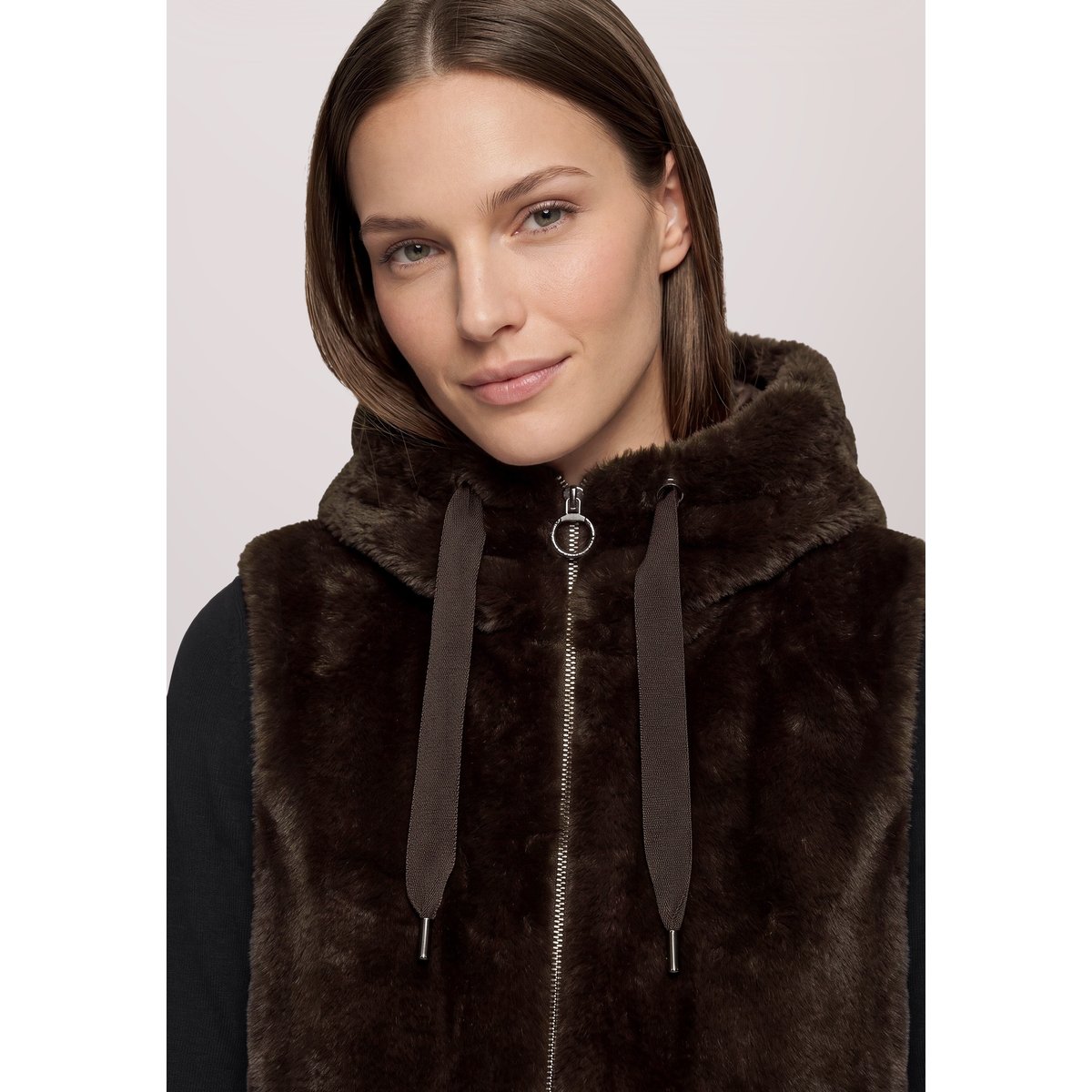 Veste sans manches en peluche à capuche marron foncé, BETTY BARCLAY