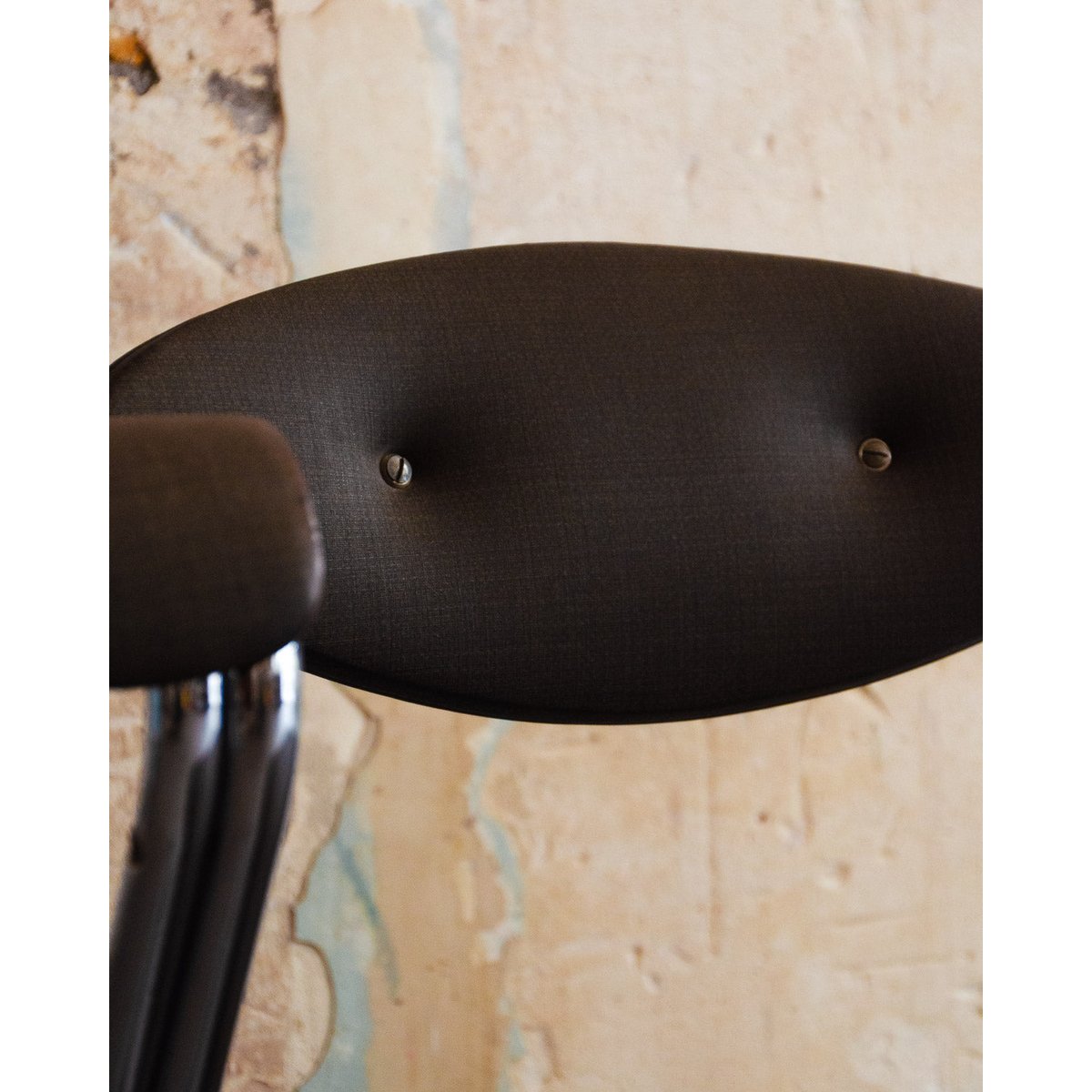 Chaise tubulaire en simili-cuir Alma N°1533 - Bon état gris, DEBONGOUT