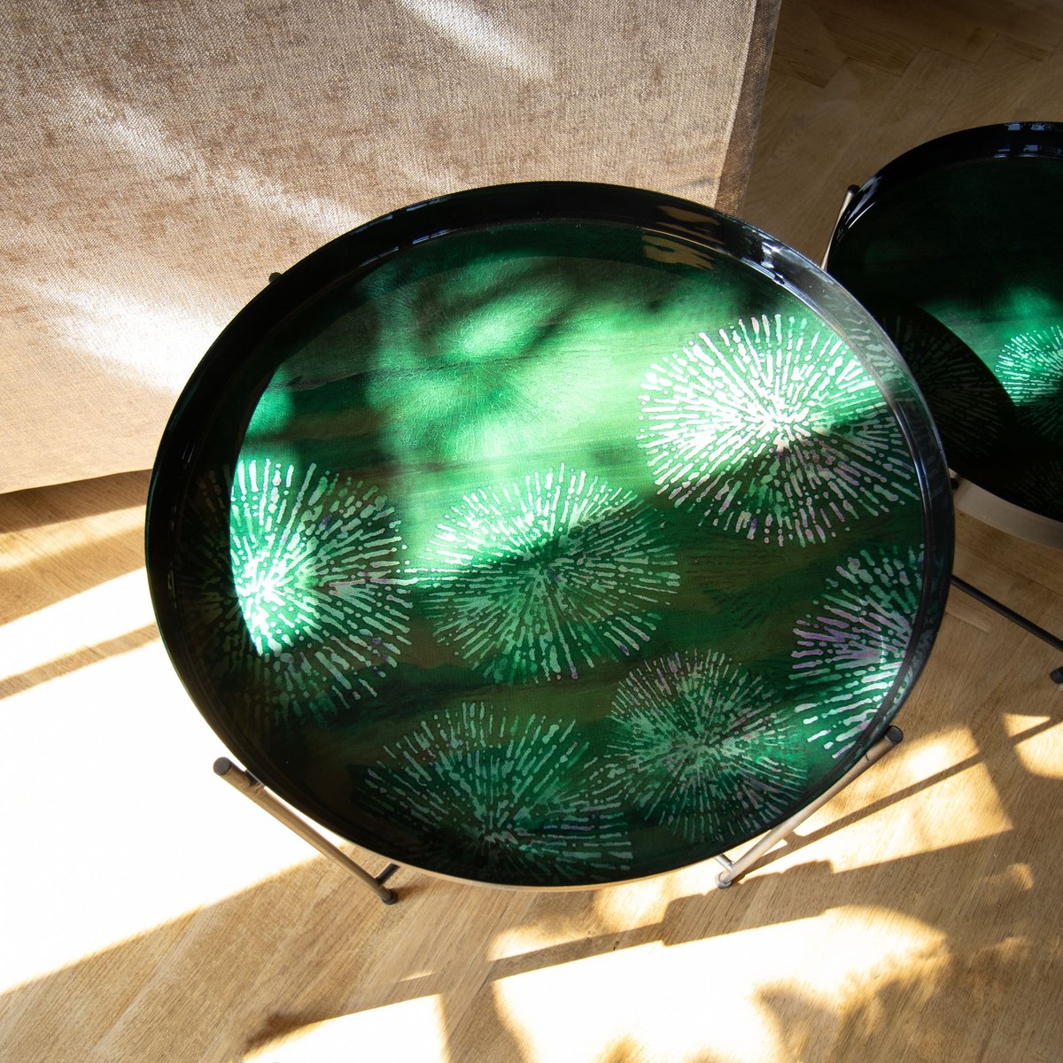 Set de 2 tables d'appoint avec plateau émaillé, GELA noir-vert, NOW'S HOME