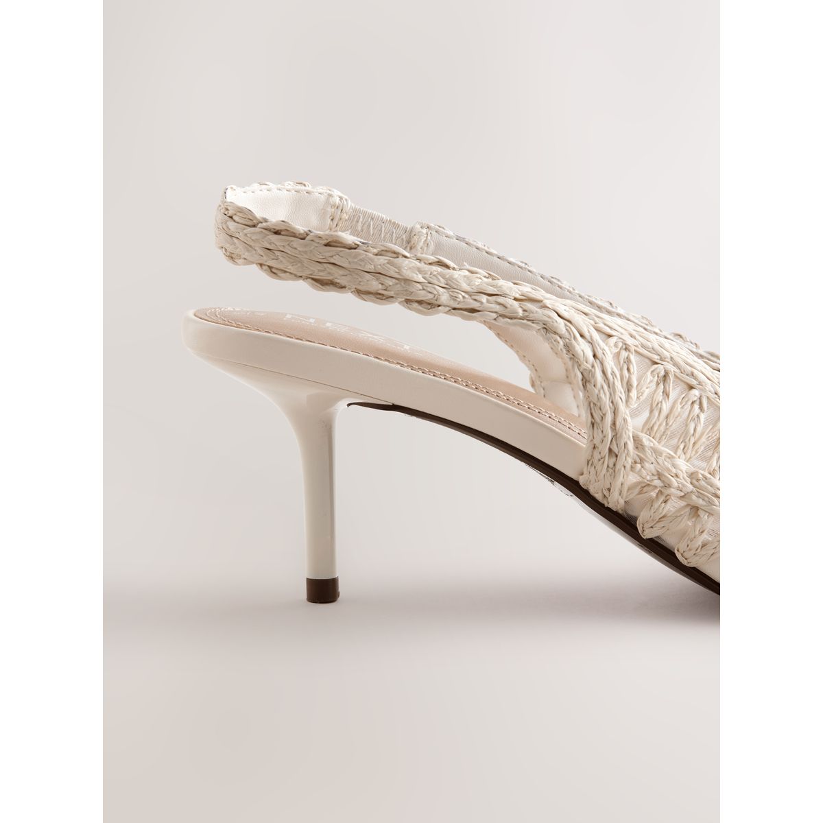 Chaussures pointues à talons en raphia blanc, NEXT