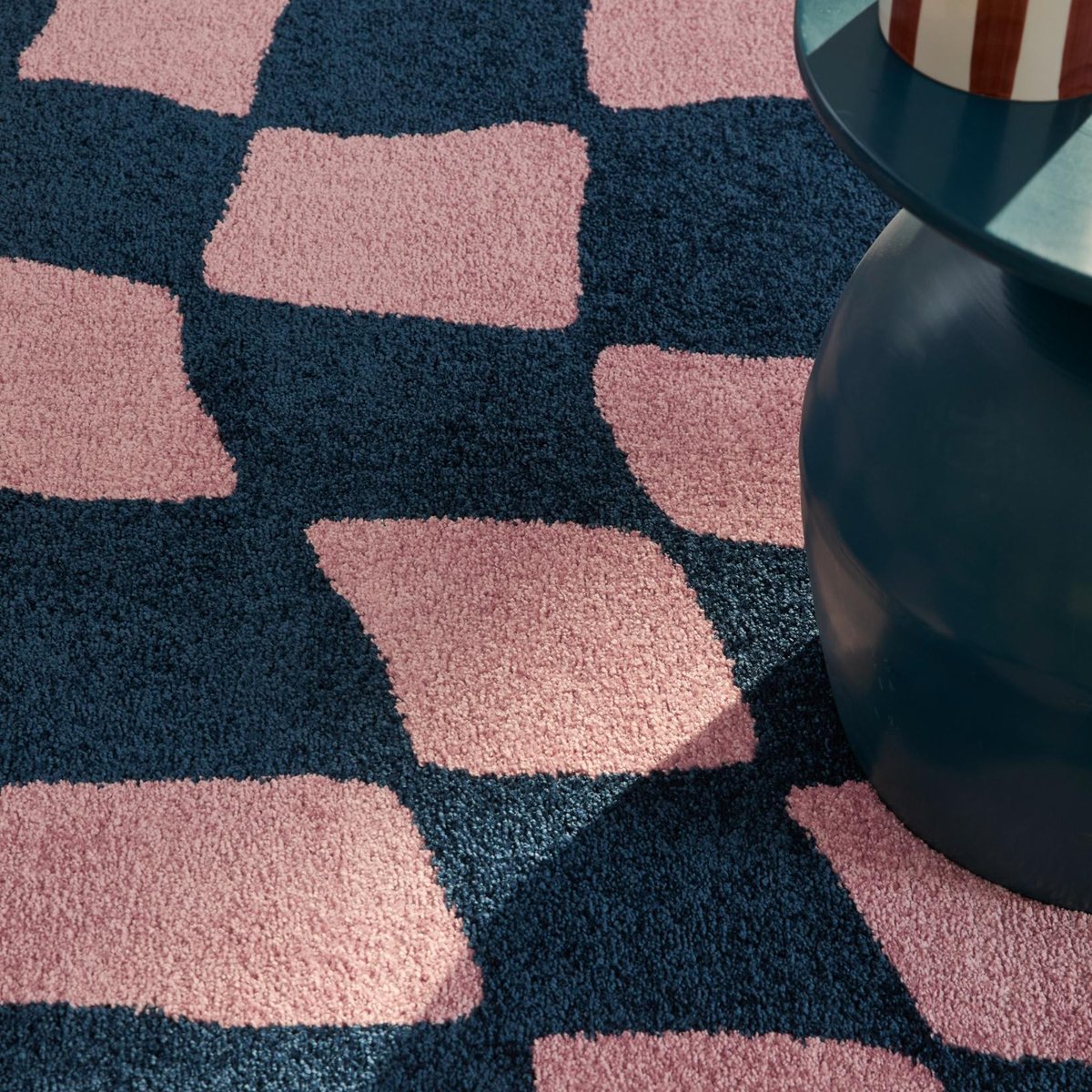 Tapis de salon vintage 70’s damier GROOVY bleu, NAZAR RUGS
