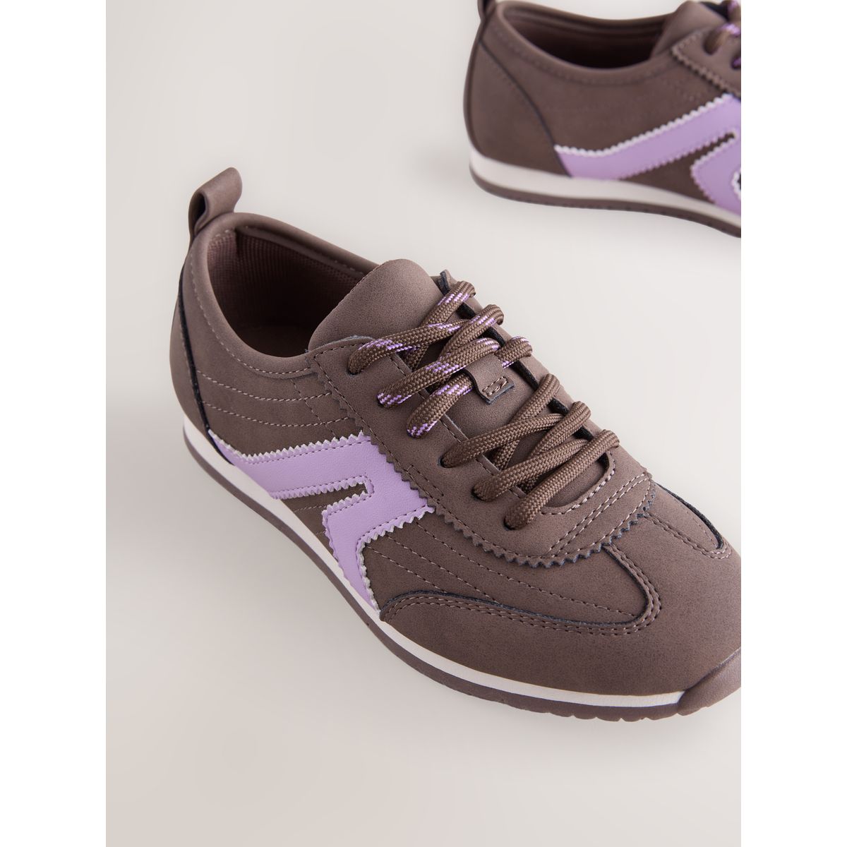 Baskets à lacets style rétro beige neutre, NEXT