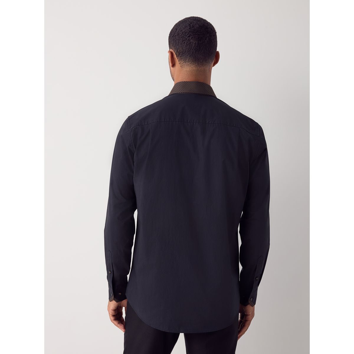 Chemise de soirée manches longues avec liseré collier noir et or, NEXT