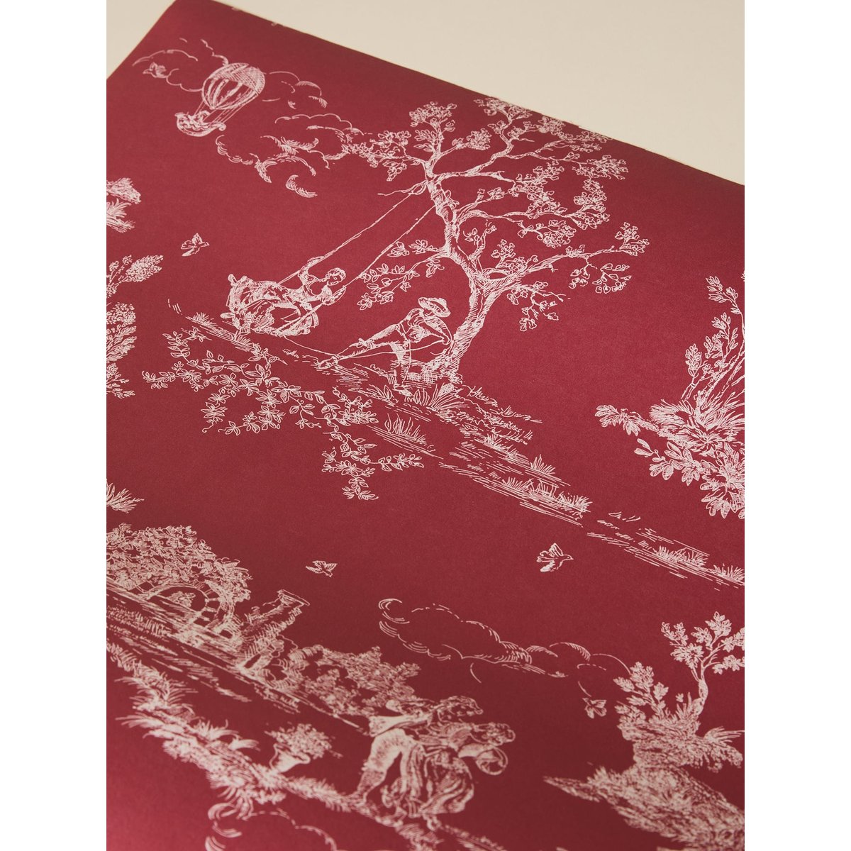 Papier peint bordeaux esprit toile de Jouy jouy bordeaux, CYRILLUS