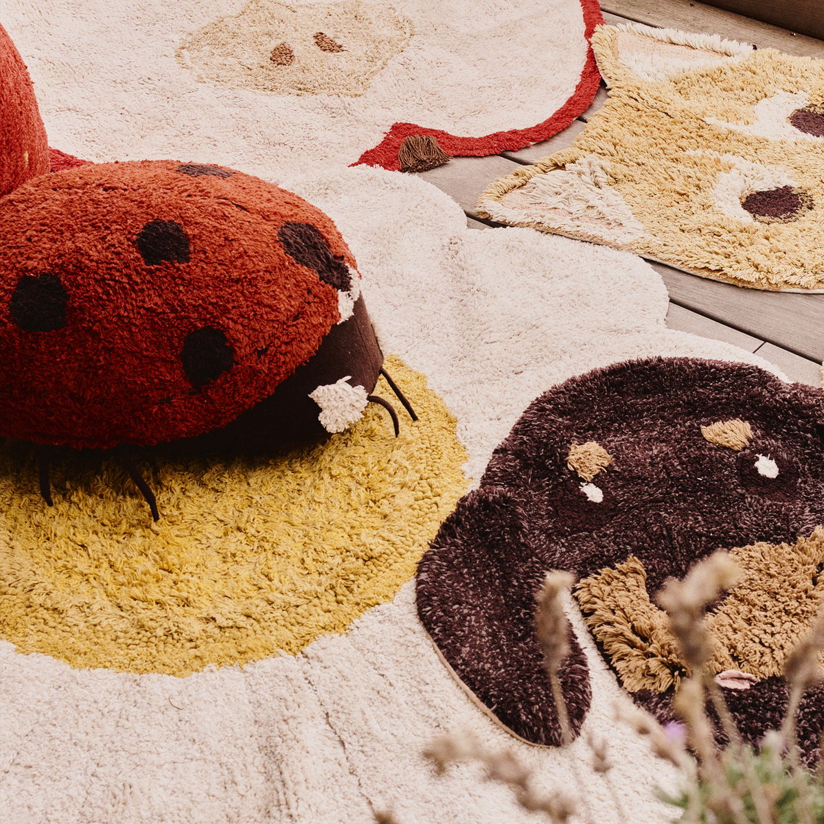 Coussin de sol Coccinelle Maria PETALS & PALS naturel, grain de café, bossa nova, LORENA CANALS
