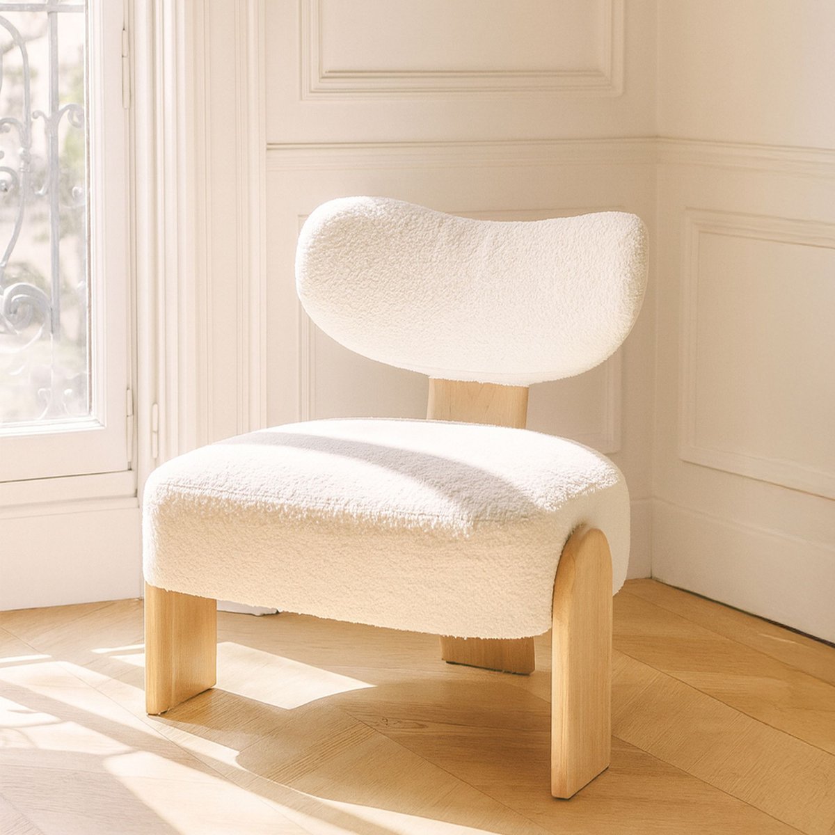 Fauteuil effet bouclette et structure en bois, HELLA blanc-naturel, NOW'S HOME