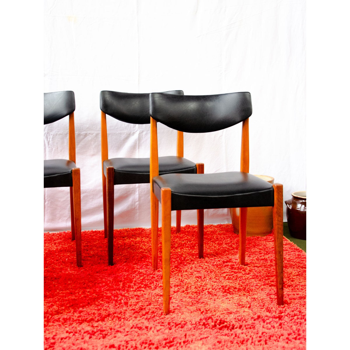 Lot de 4 chaises en teck et skaï Alma N°2129 - Bon état bois clair, DEBONGOUT
