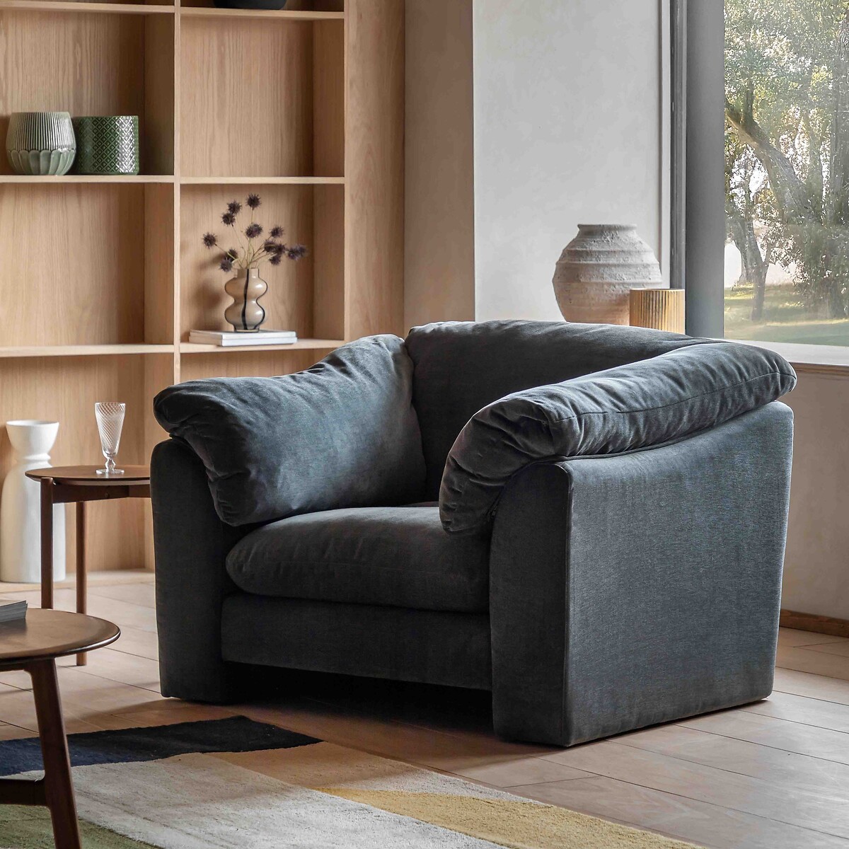 Koda Velvet Chenille Relaxed Armchair moody, ÉDITÉ
