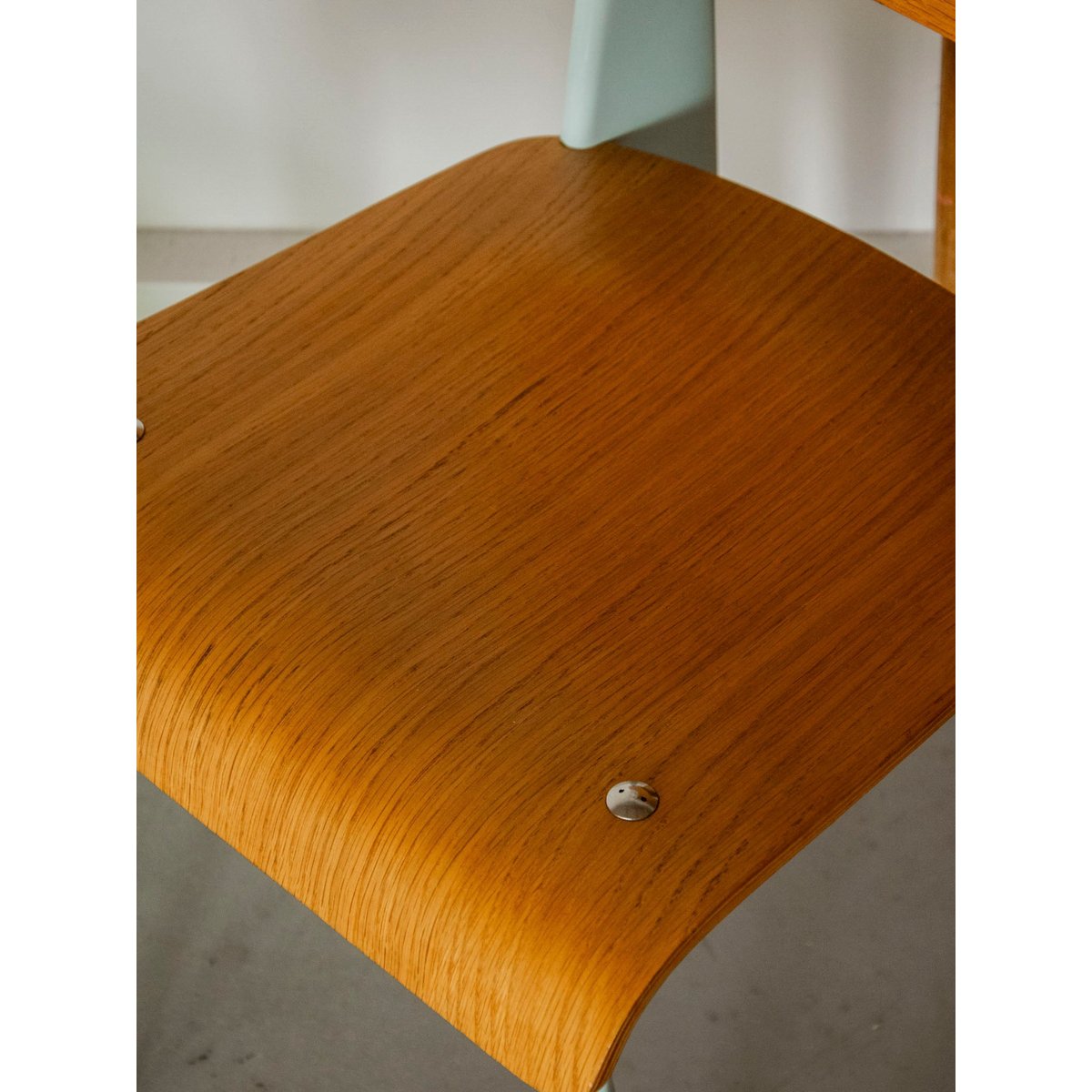 Chaise scandinave aux pieds bleu ciel Alma N°1921 - Bon état bleu clair, DEBONGOUT