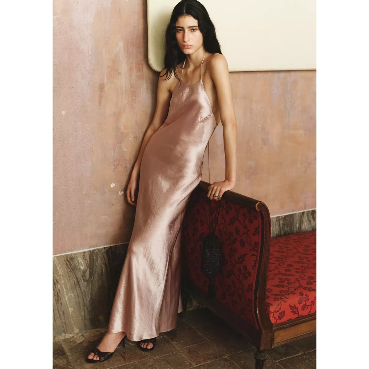 Robe dos nu satinée effet froissé rose, MANGO