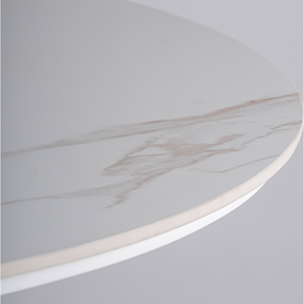 Table à manger ronde en pierre frittée blanc cassé et bronze, RECOLLECTION