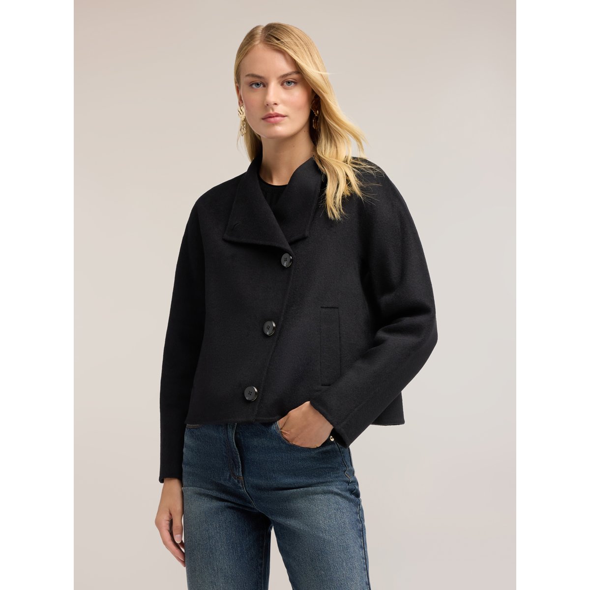 Caban double noir, MOTIVI