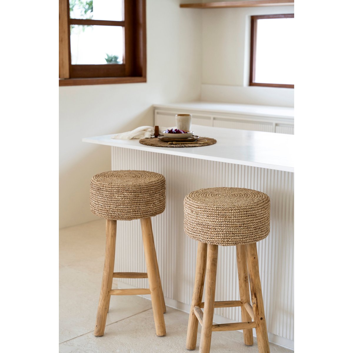Tabouret de bar en bois de teck et raphia RAFFIA beige, BAZAR BIZAR