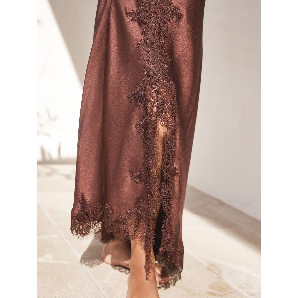 Robe en satin avec finitions dentelle marron chocolat, NEXT