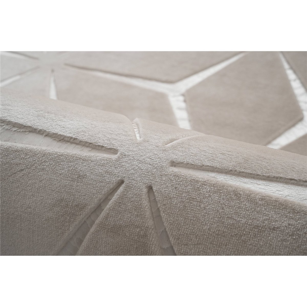 Tapis poil court à motif diamant en relief beige avec reliefs clairs, ARTE ESPINA