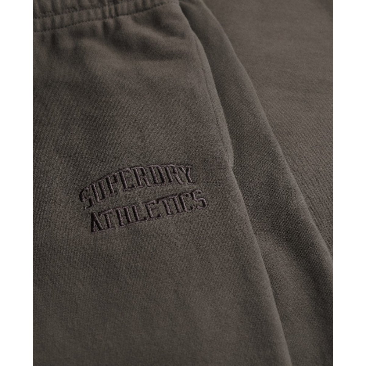 Pantalon de survêtement large à logo brodé ton sur ton Athletic anthracite, SUPERDRY
