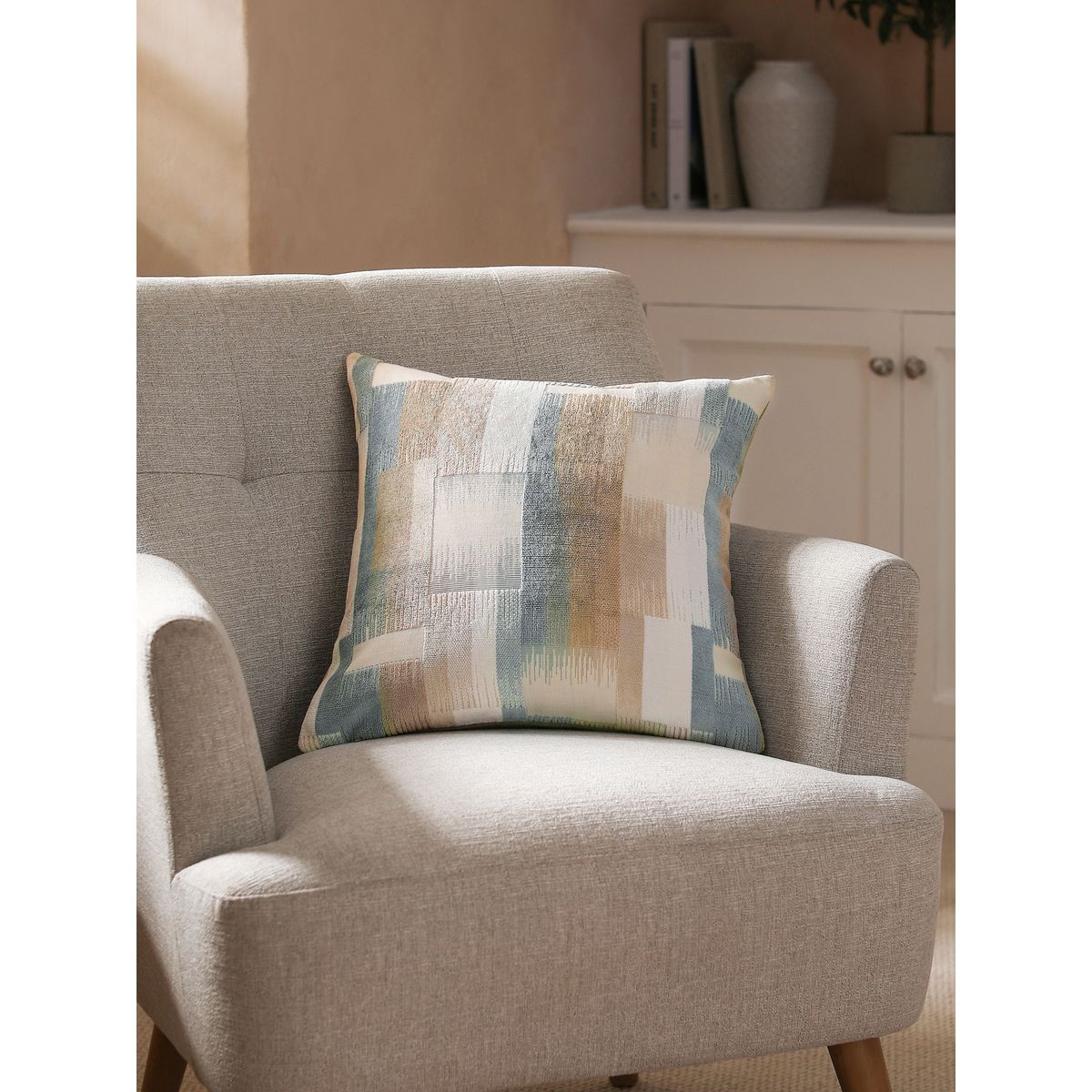 Coussin rétro gravé en velours coupé naturel, NEXT
