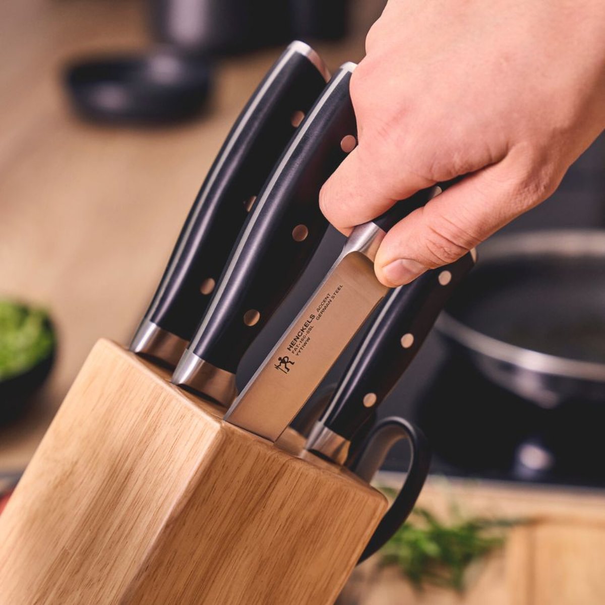Couteau à pain HENCKELS by ZWILLING Accent, 20 cm, Noir, Tranchant dentelé noir mat, ZWILLING
