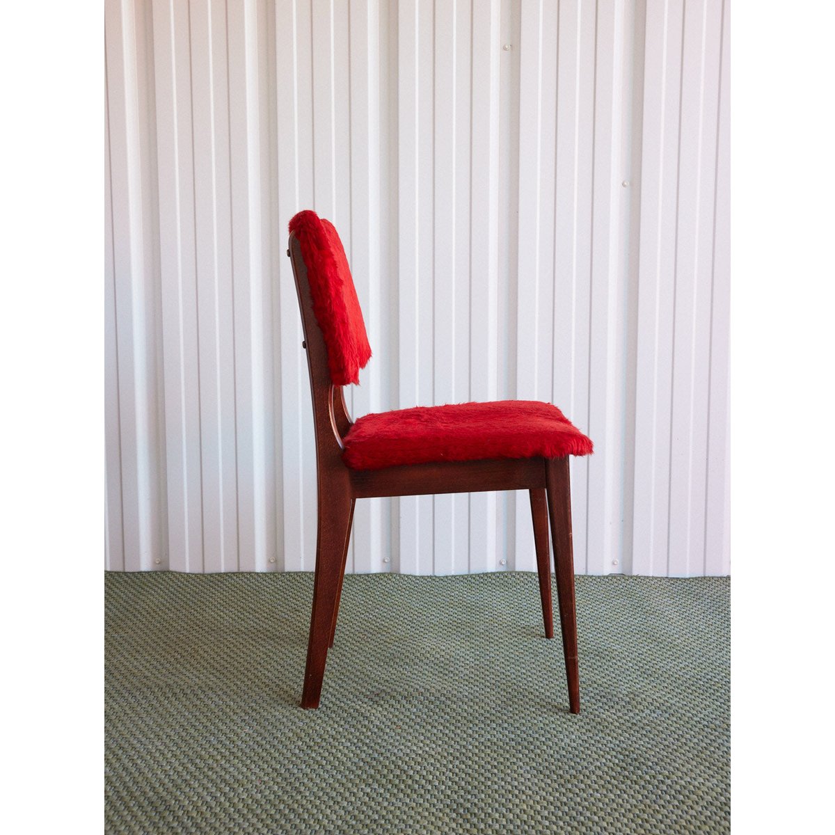 Paire de chaises en poils rouges Alma N°2004 - Bon état bois foncé, DEBONGOUT