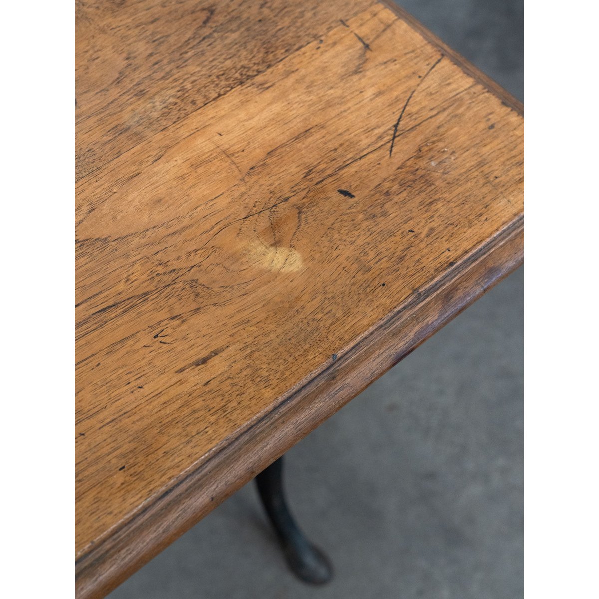 Table à manger bistrot en bois et fonte Denise N°1181 - Bon état bois foncé, DEBONGOUT