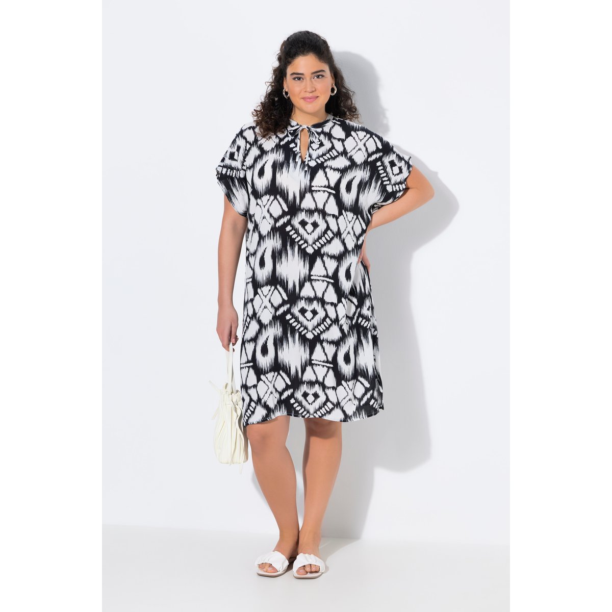 Robe oversize à col tunisien et noir, ULLA POPKEN