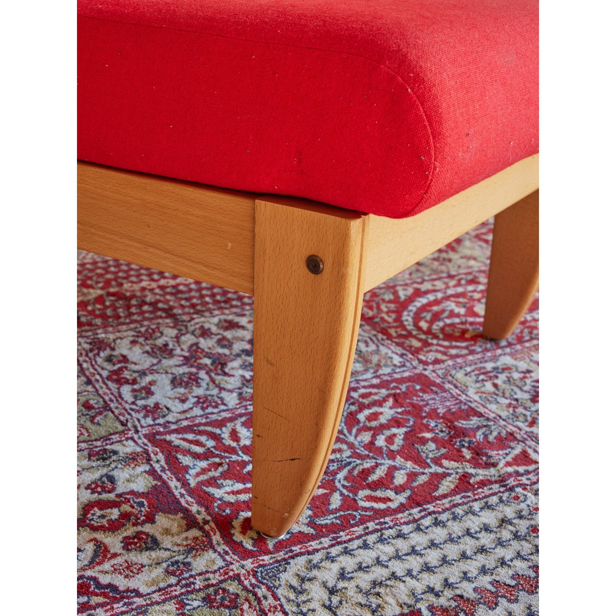 Chauffeuse en bois  Olivia N°88 - Bon état rouge, DEBONGOUT