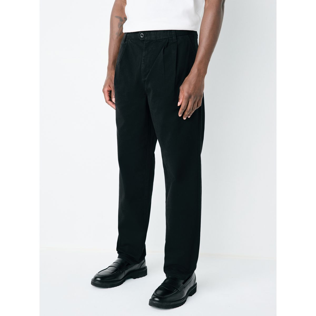 Pantalon chino plissé stretch coupe droite noir, NEXT