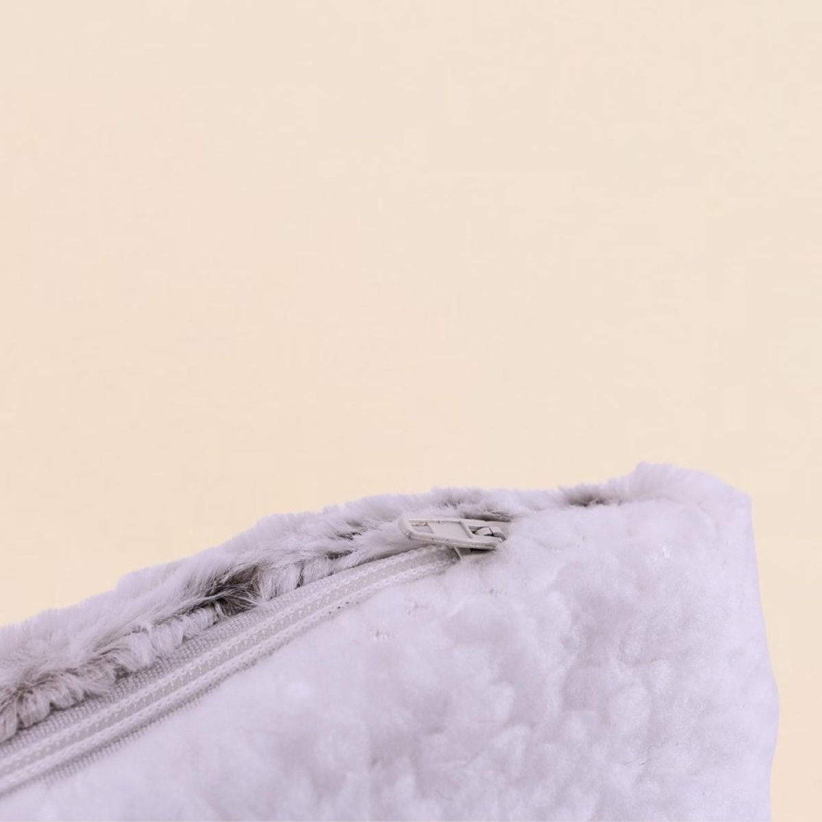 Coussin duvet motif peau de bête 40x40cm beige, ORNAMI