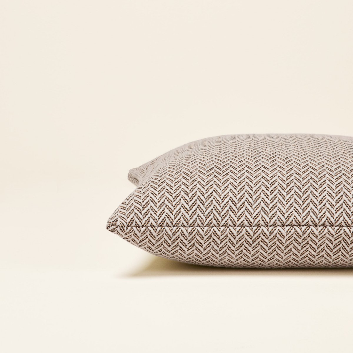 Housse De Coussin en Jacquard à motifs chevron ALEJANDRO écru ocre et noir, MADURA