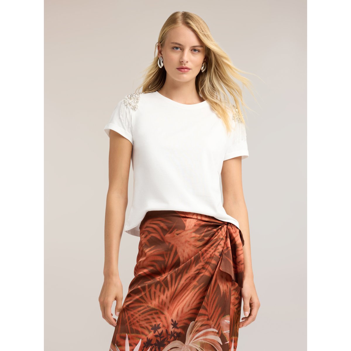 T-shirt avec broderies crystal sur les épaules blanc, MOTIVI