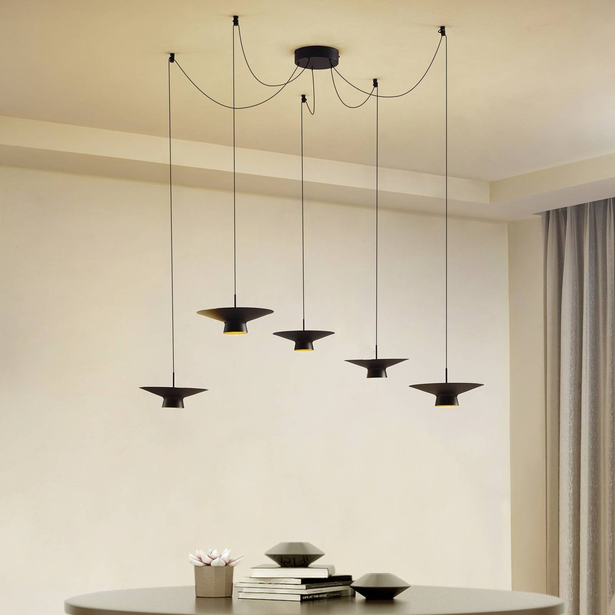 Suspension en métal moderneLED, Norvind noir sable, or, LINDBY