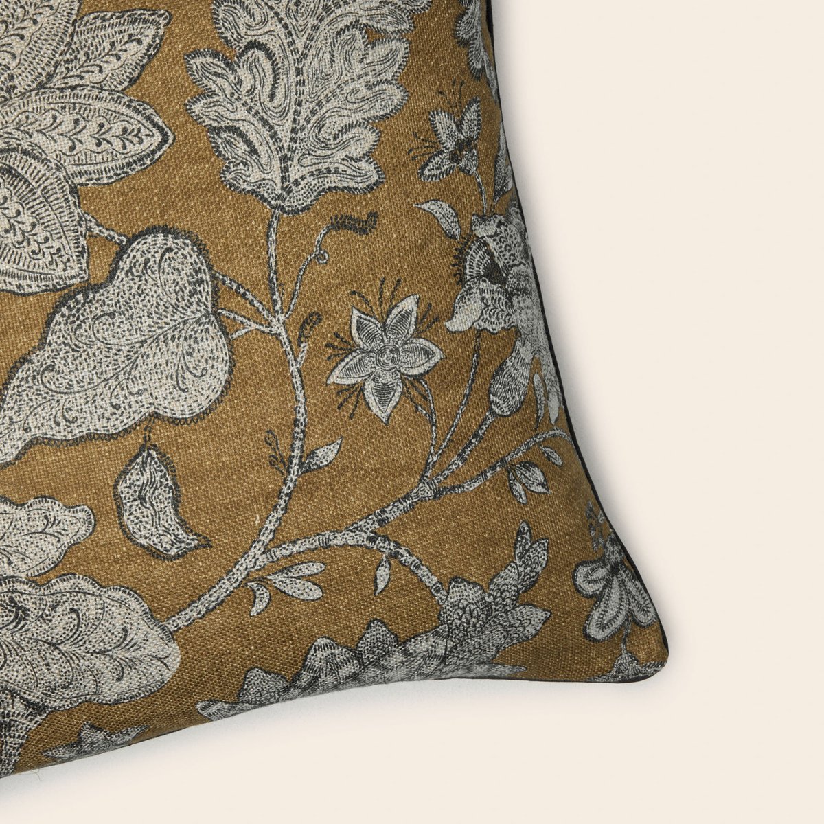 Housse De Coussin en Fleurs indiennes imprimées LILIVATI moutarde et gris, MADURA