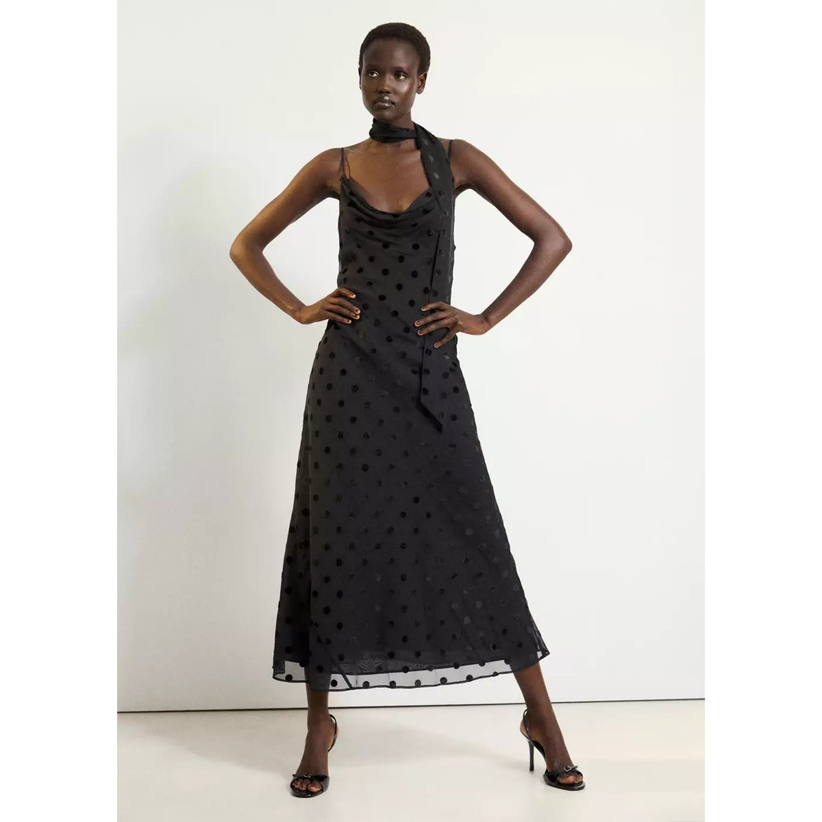 Robe dévorée avec détail de nœud noir, MANGO