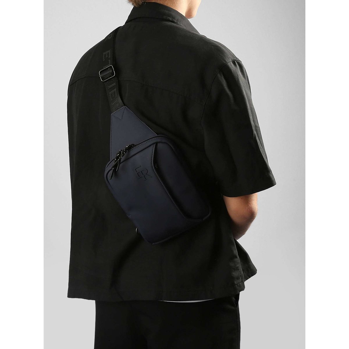 Sac bandoulière bleu marine, ETRIER