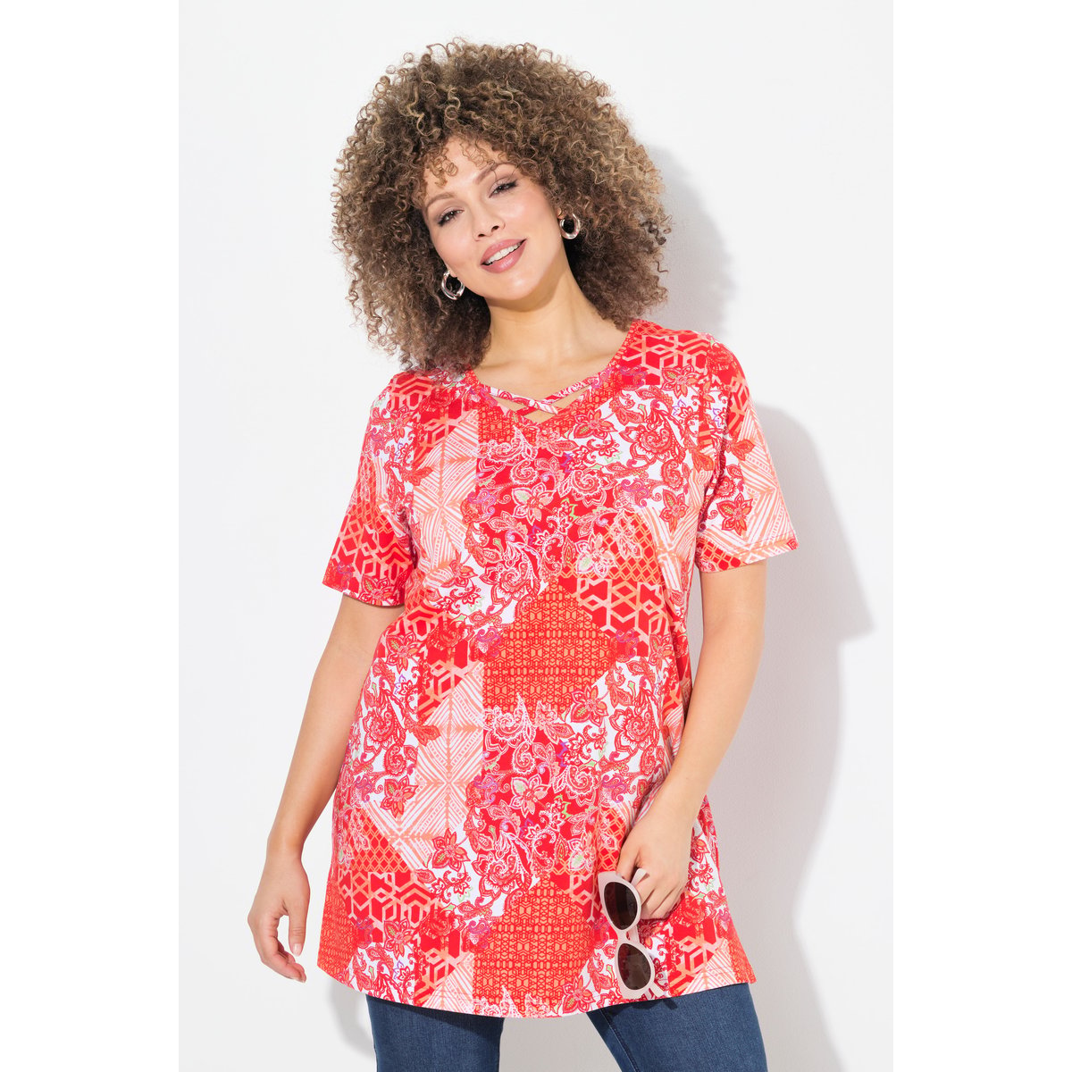 T-shirt long. Mélange d'imprimés. Col V et corail, ULLA POPKEN