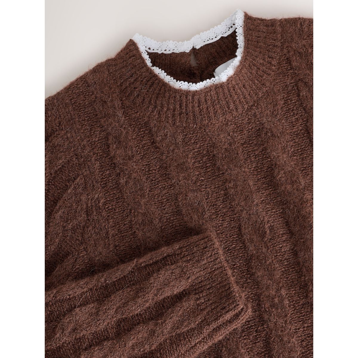 Pull en maille torsadée avec col à dentelle marron, NEXT