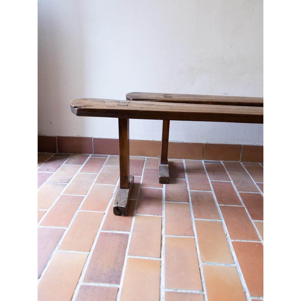 Paire de bancs brutalistes Antoine N°480 - Bon état bois foncé, DEBONGOUT