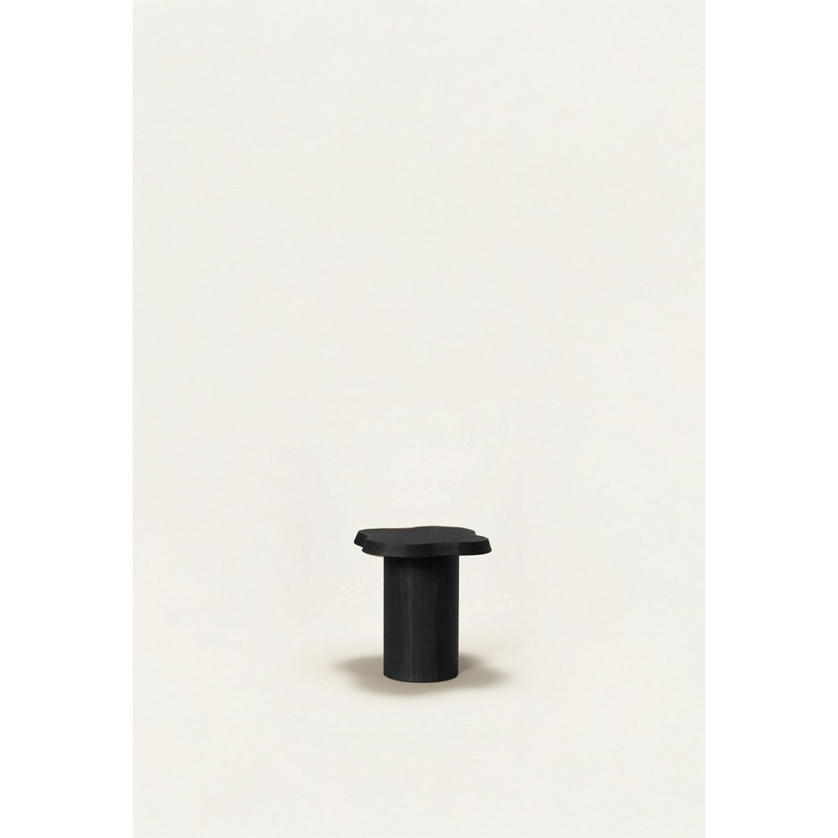 Table d'appoint en frêne lasuré noir, Mahaut noir, GABRIELLE PARIS