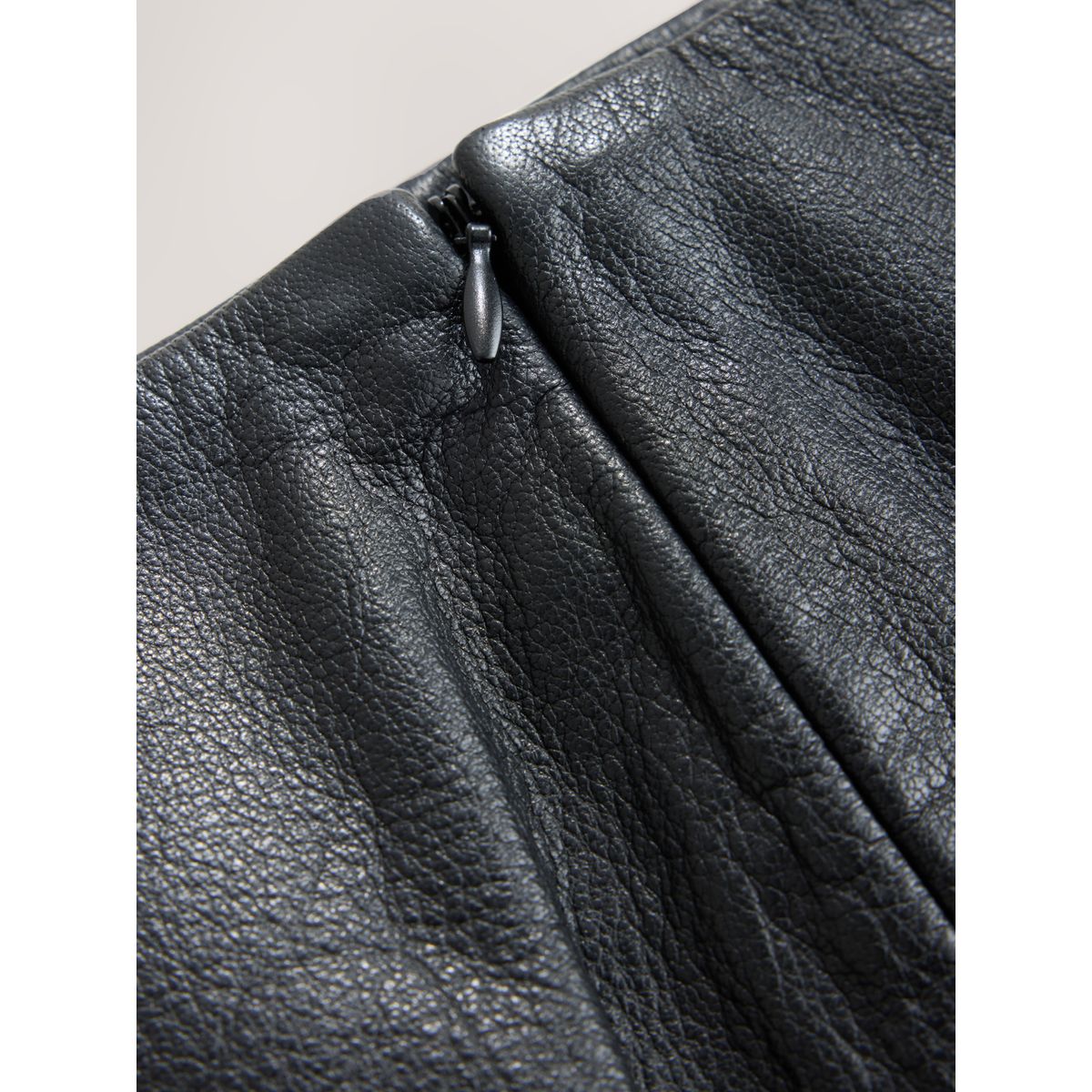 Mini-jupe en cuir noir, NEXT