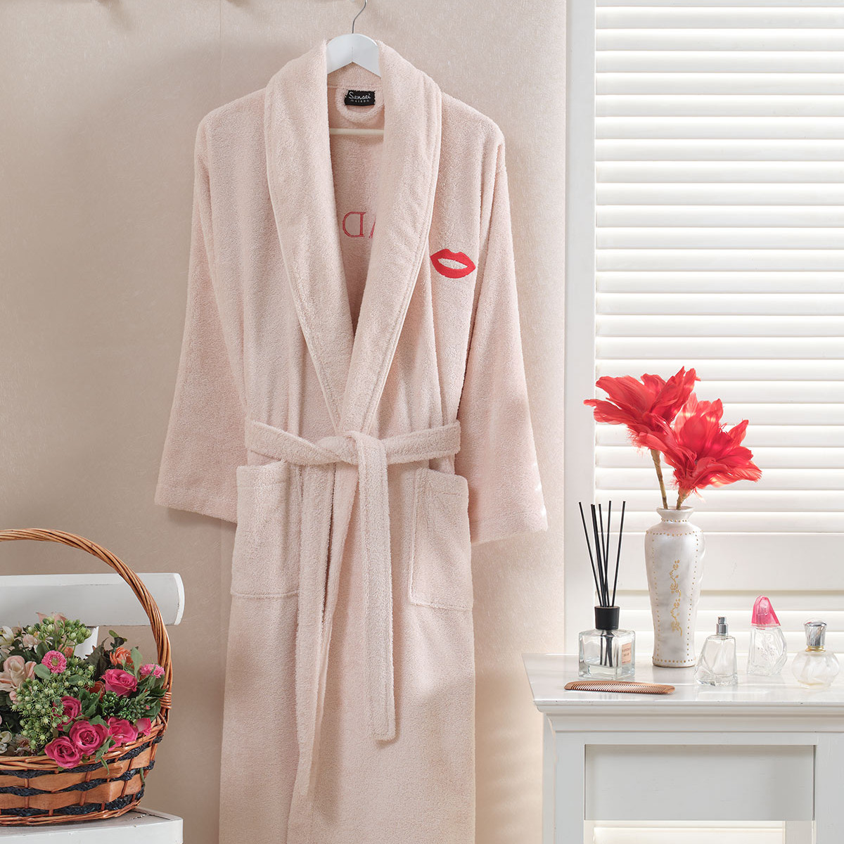 Peignoir brodé col châle 420 g/m² MADAME pétale, SENSEI MAISON