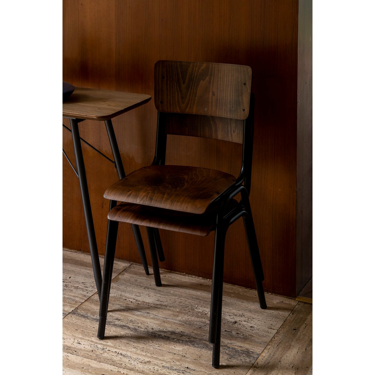 Chaise design empilable en bois, SCUOLA marron, DUTCHBONE