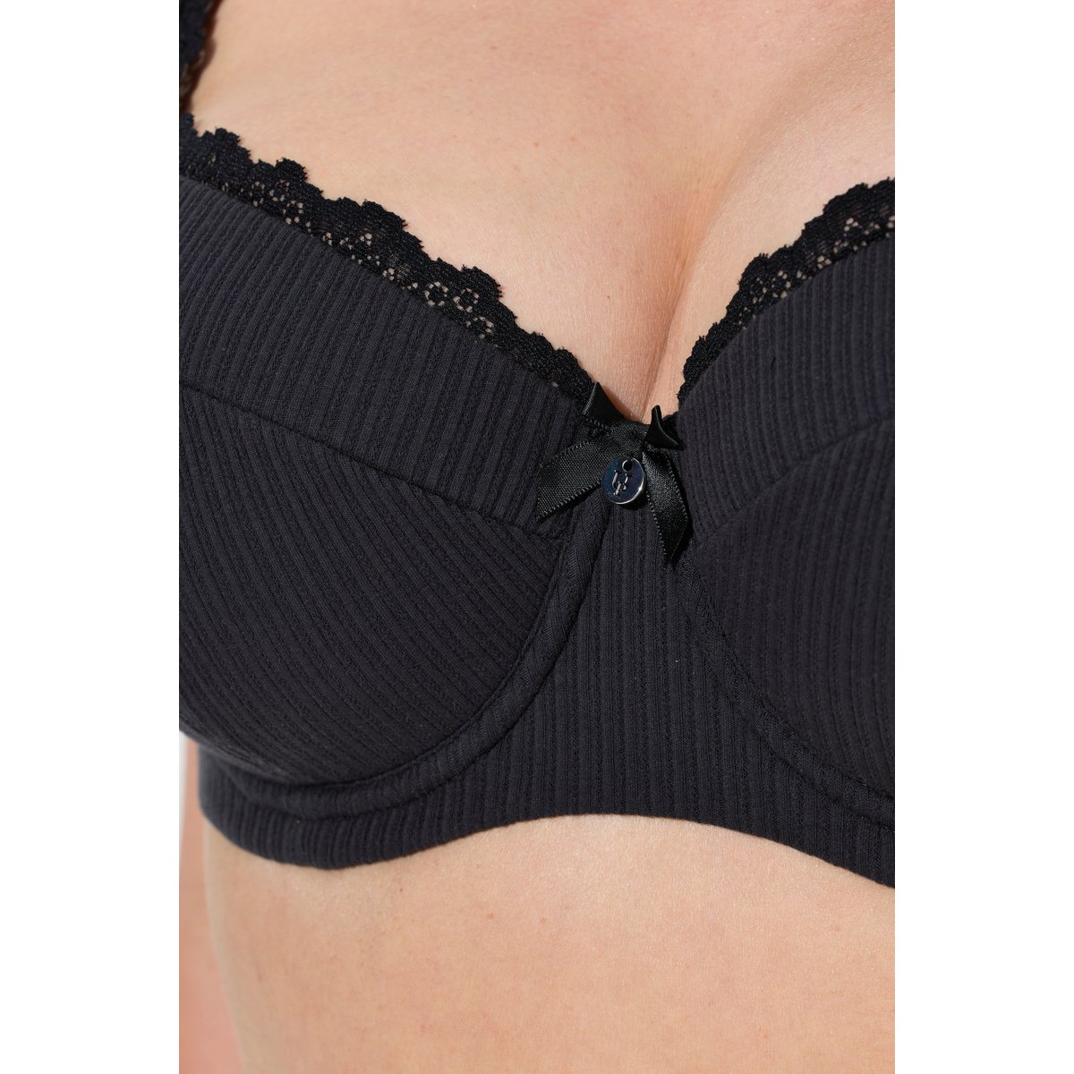 Soutien-gorge balconnet. Coques souples et noir, ULLA POPKEN